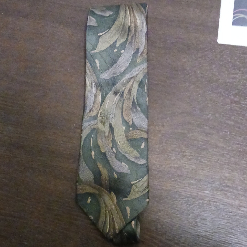 Source Unknown Green and Gold Patterned Tie